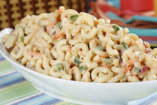 sweet macaroni salade - macaroni photos et images de collection