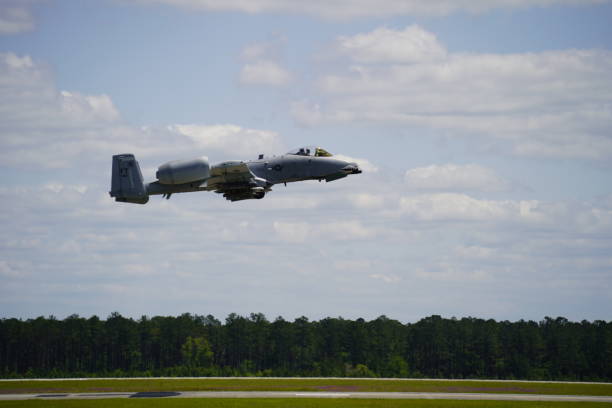 a-10 warthog en vol à basse altitude au-dessus de la piste - strafing photos et images de collection