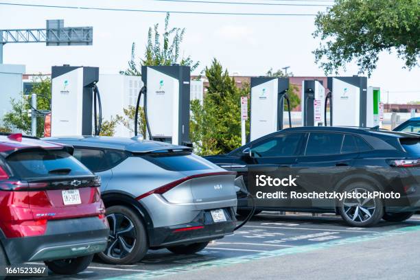 Coches Eléctricos Modernos Foto de stock y más banco de imágenes de Austin - Texas - Austin - Texas, Electricidad, Carga