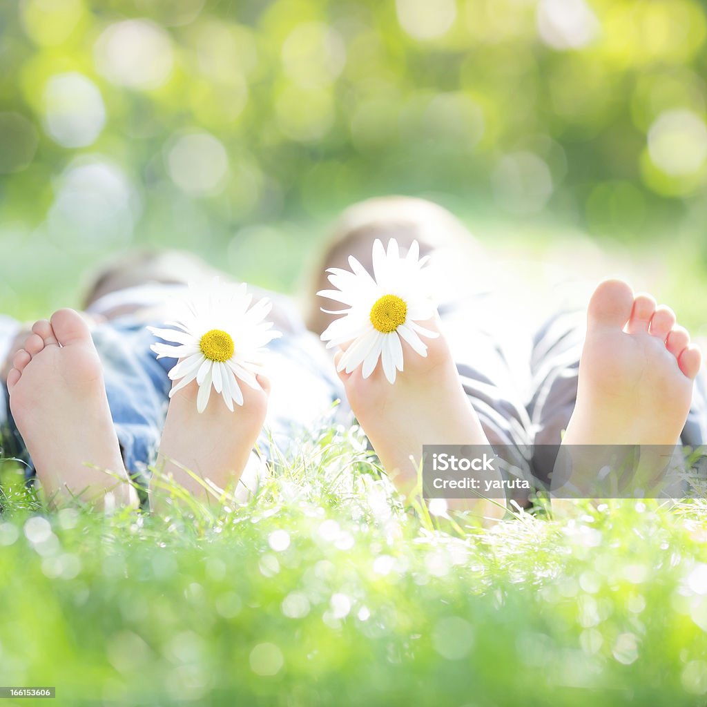 Пара лежать на траве - Стоковые фото Близость роялти-фри