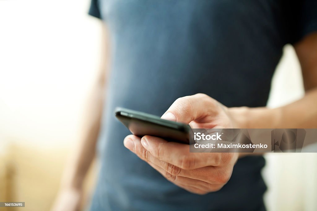 Primer plano de un hombre usando teléfonos móviles inteligentes - Foto de stock de Adulto libre de derechos