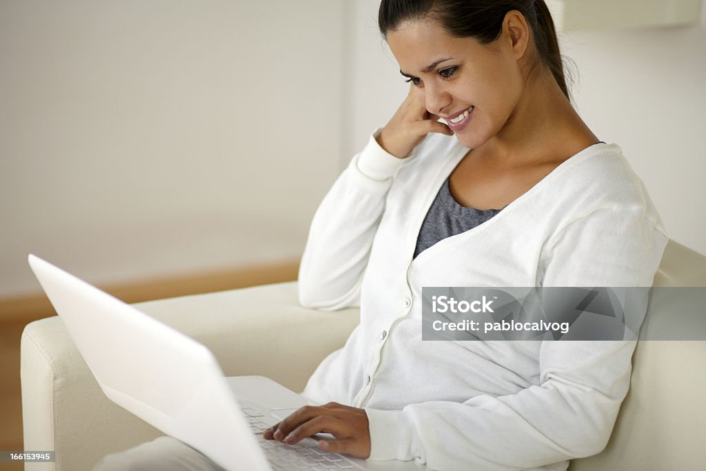 웃는 젊은 여자 독서모드 노트북 화면을 - 로열티 프리 가정의 방 스톡 사진