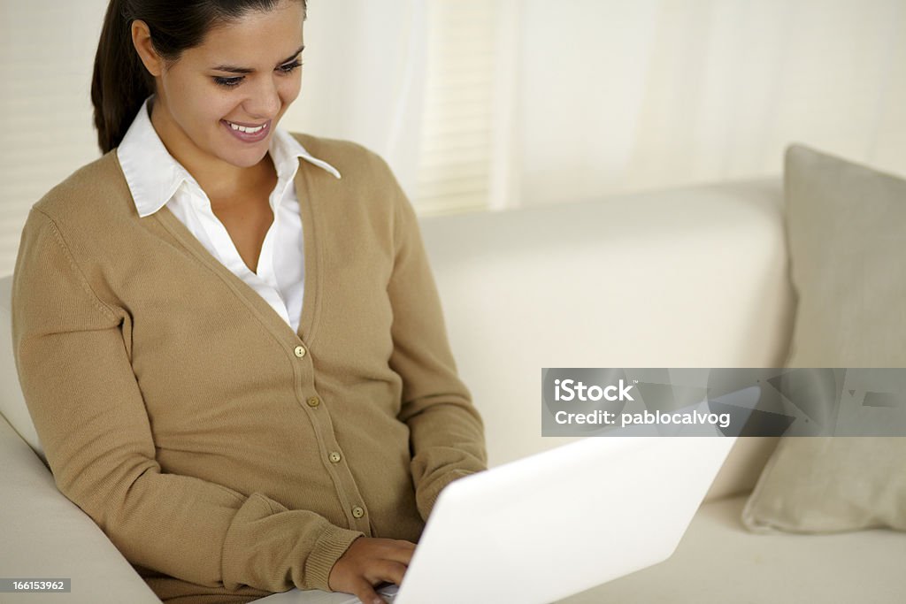 매력적인 라틴 젊은 여자 자신의 노트북 사용하여 - 로열티 프리 가정의 방 스톡 사진