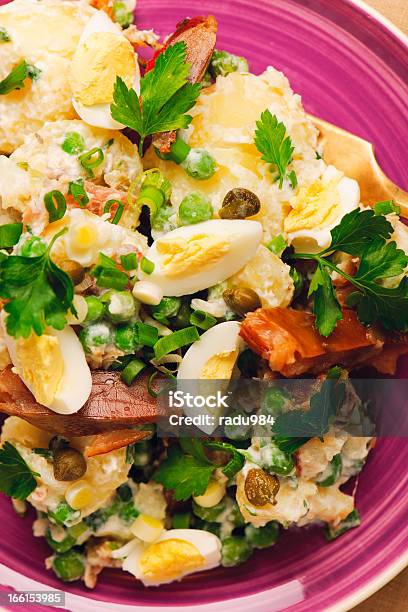 Foto de Salada De Batata Com Ovos E Peixe Defumado e mais fotos de stock de Alcaparra - Alcaparra, Ovo de Codorna, Salada