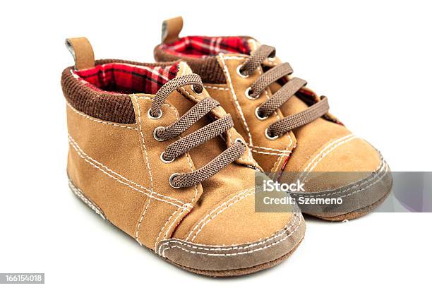 Junge Kleine Schuhe Stockfoto und mehr Bilder von Babyschuh - Babyschuh, Ansicht aus erhöhter Perspektive, Babyausrüstung