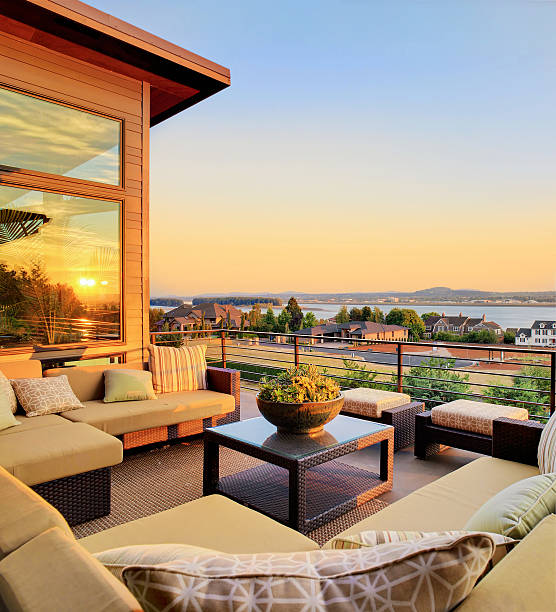 superbe terrasse avec vue sur le coucher de soleil - luxury apartment photos et images de collection