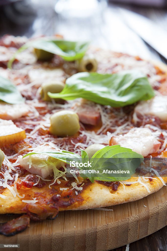 Cienkie pizza z boczkiem, oliwki i Bazylia na pokładzie - Zbiór zdjęć royalty-free (Bazylia)