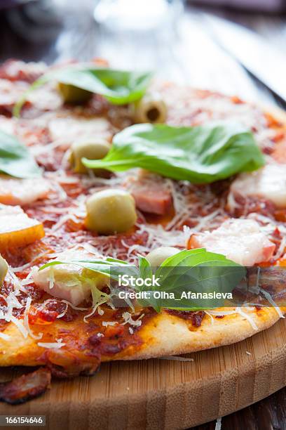 Foto de Pizza Fina Com Bacon Azeitonas E Manjericão A Bordo e mais fotos de stock de Alimentação Não-saudável