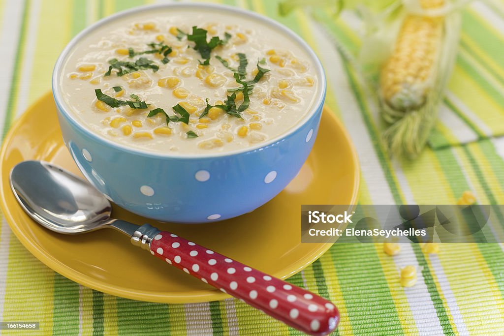 Creme von Maissuppe in Blau Schüssel - Lizenzfrei Blau Stock-Foto