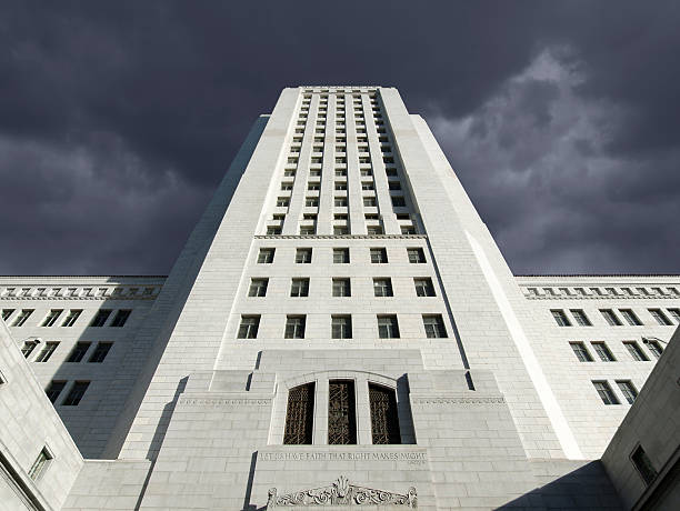 los angeles city hall com trovão tempestade no céu - los angeles city hall imagens e fotografias de stock