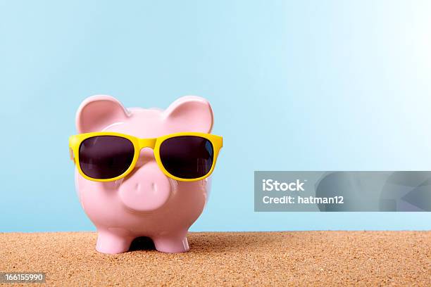 Alcancía En Vacaciones En La Playa Foto de stock y más banco de imágenes de Hucha cerdito - Hucha cerdito, Gafas de sol, Dinero