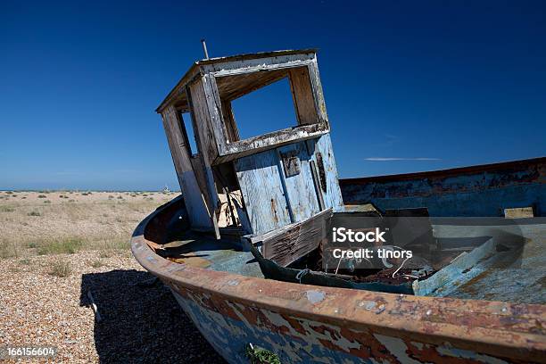 Barco De Pesca De Arrastre Naufragio Derelict Foto de stock y más banco de imágenes de Abandonado - Abandonado, Aire libre, Arrastrero