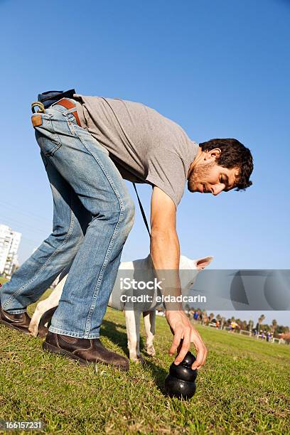 Trainer Die Aufgabe Hund Kauen Spielzeug Für Bullterier Im Park Stockfoto und mehr Bilder von Aktivitäten und Sport