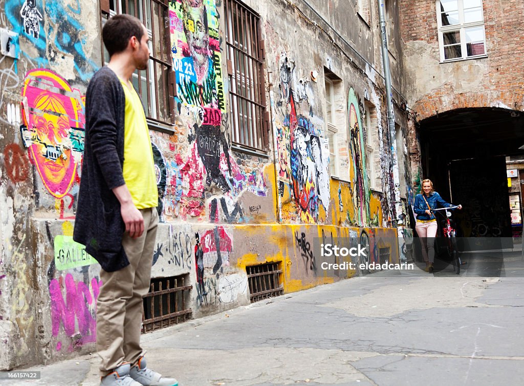 Casal reunião na colorida Alley - Foto de stock de Grafite - Produção artística royalty-free