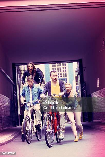 Jóvenes Amigos Bicicleta De La Diversión Foto de stock y más banco de imágenes de 20 a 29 años - 20 a 29 años, 20-24 años, 25-29 años