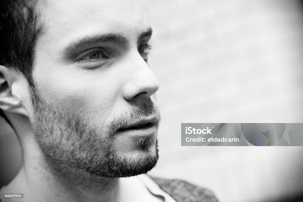 Retrato de jovem bonito homem confiante monocromática em preto e branco - Foto de stock de Homens royalty-free