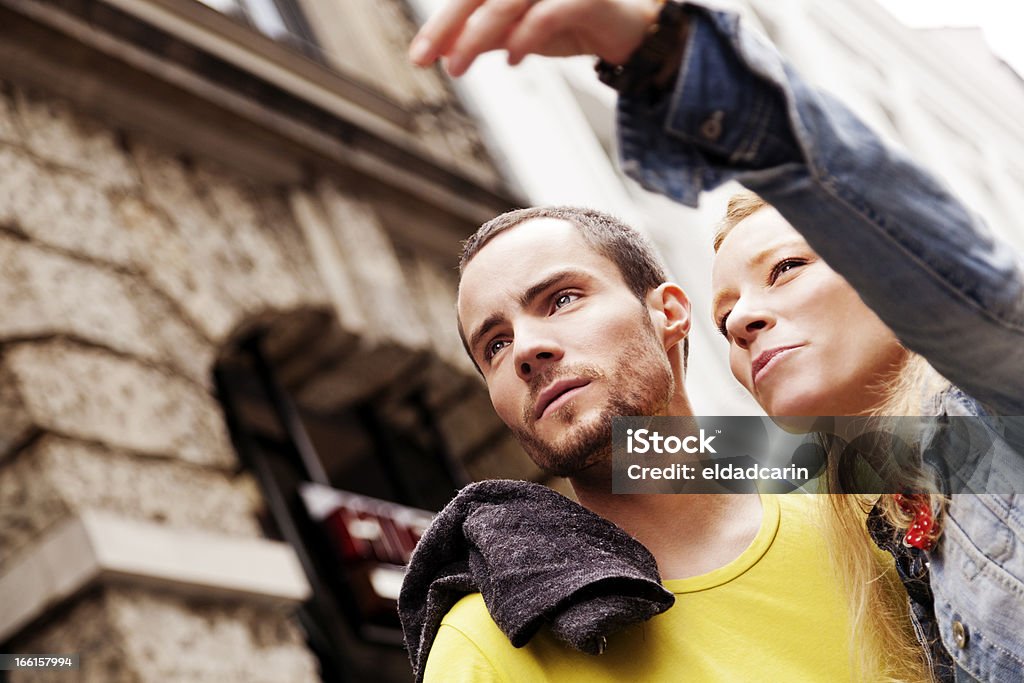 Jovem casal urbano - Foto de stock de Cidade royalty-free