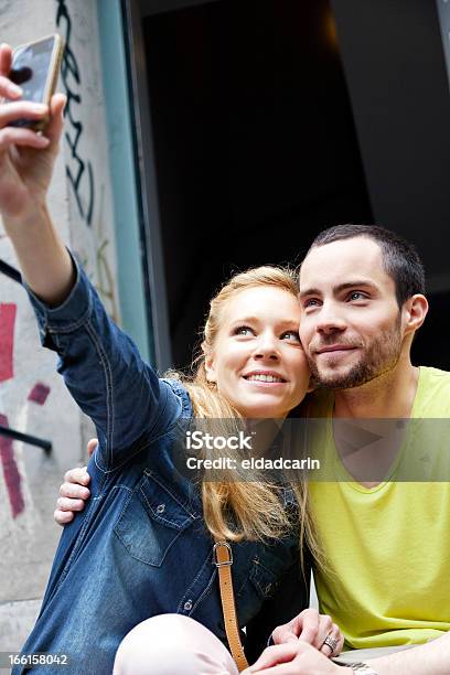 Selbstparken Cellular Fotografie Urabn Junges Paar Stockfoto und mehr Bilder von Jugendkultur - Jugendkultur, Selfie, Vertikal