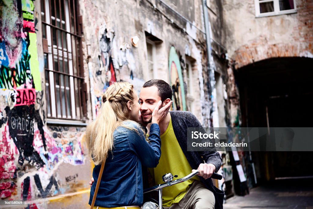 Casal jovem saudação em Alley - Foto de stock de Beijar royalty-free