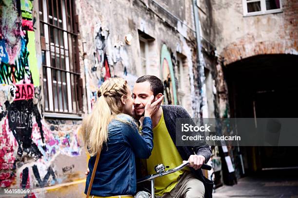 Jovem Casal No Beco Saudação - Fotografias de stock e mais imagens de Beijar - Beijar, Cumprimentar, Pessoas