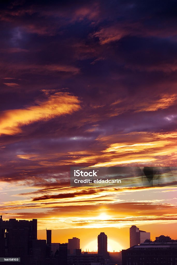 Coucher de soleil nuageux Silhouette sur les toits de la ville - Photo de Affluence libre de droits