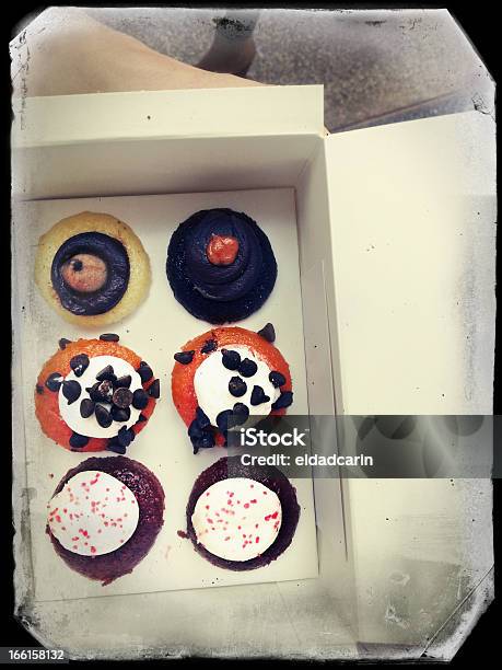 Deliziosi Cupcakes In Una Scatola - Fotografie stock e altre immagini di Ambientazione esterna - Ambientazione esterna, Arancione, Beige