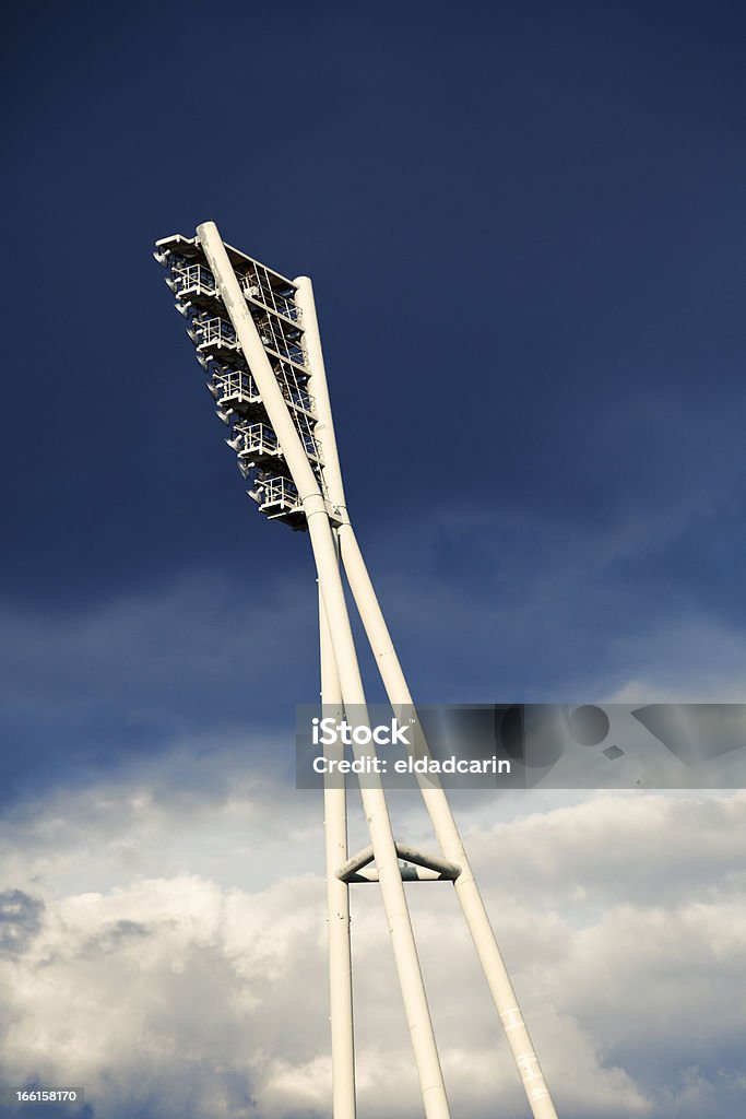 Stadio illuminazione della torre e cielo nuvoloso - Foto stock royalty-free di Ambientazione esterna