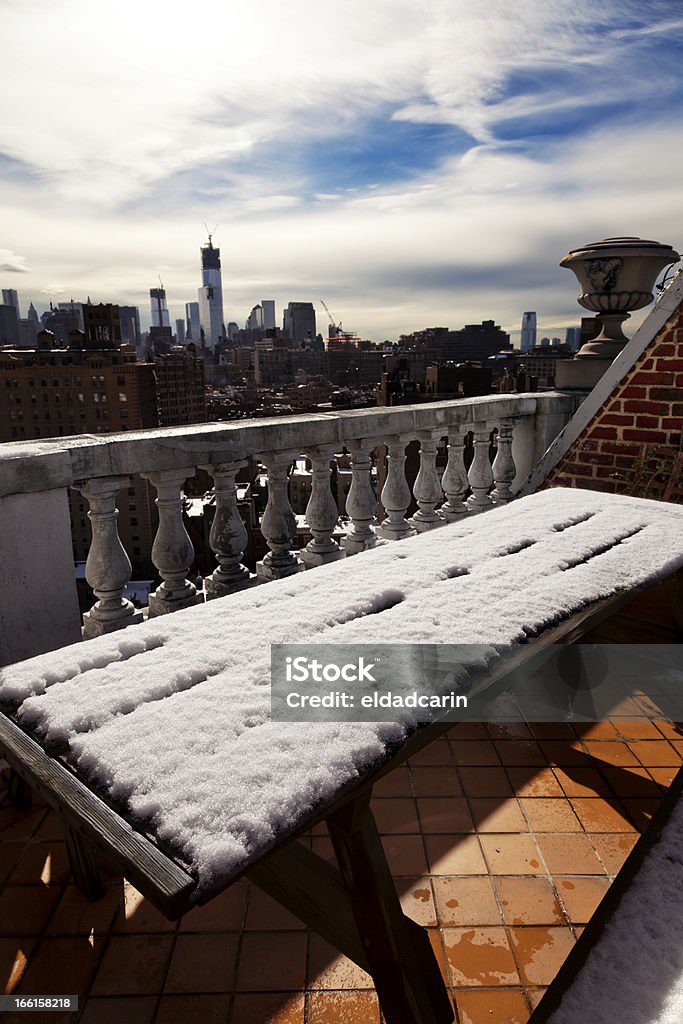 Cubierto de nieve mesa de jardín y de la ciudad de Nueva York - Foto de stock de Aire libre libre de derechos