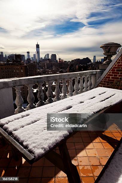 Cubierto De Nieve Mesa De Jardín Y De La Ciudad De Nueva York Foto de stock y más banco de imágenes de Aire libre