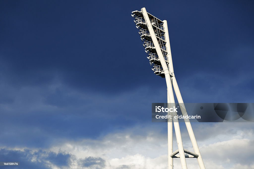 Stade éclairage Tower et ciel nuageux - Photo de Bleu libre de droits