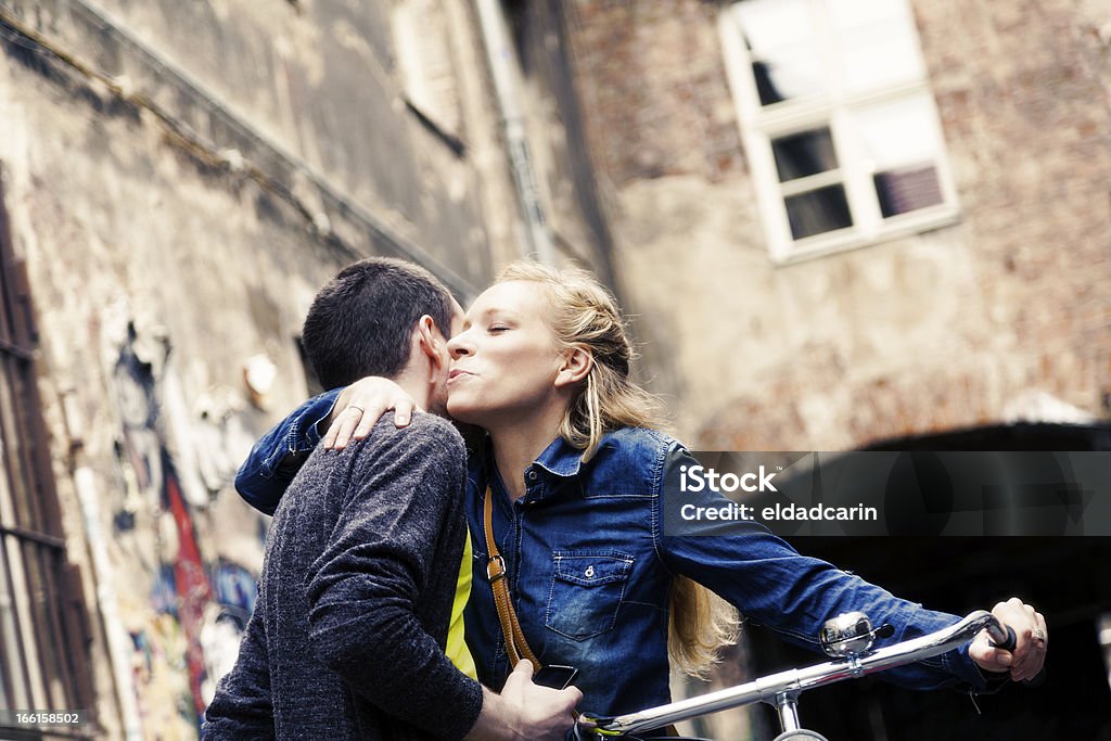若いカップルにぴったりのドイツのベルリンにアレイ - キスのロイヤリティフリーストックフォト