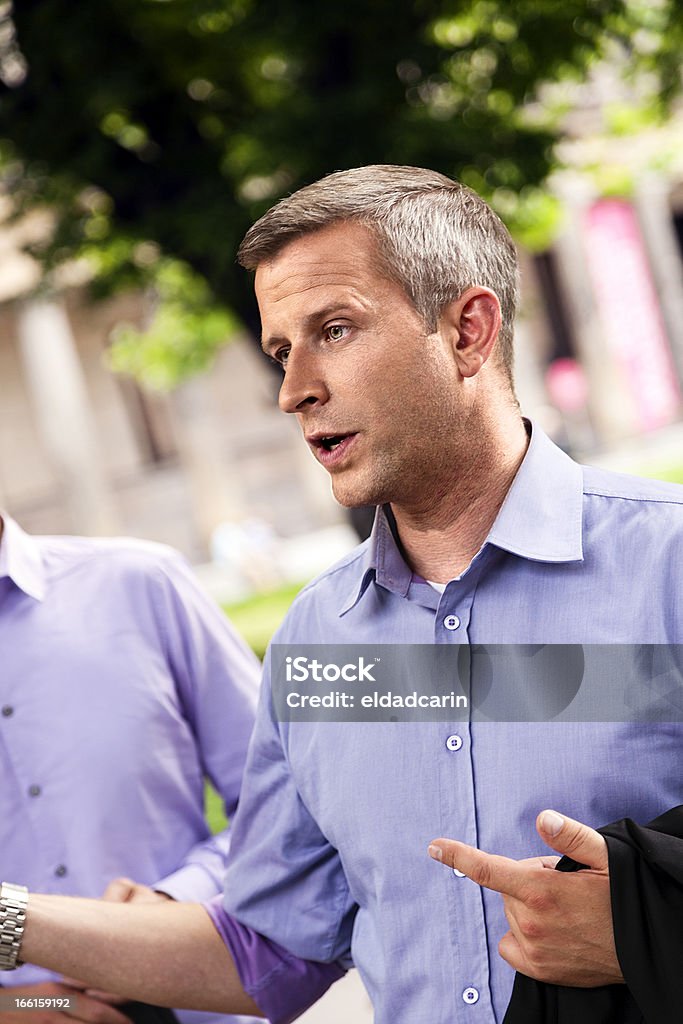 Elegante Hombre hablando en adultos urbanos al aire libre - Foto de stock de 30-39 años libre de derechos