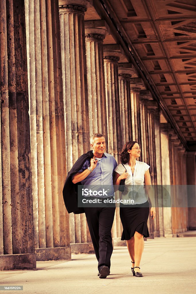 Elegante Pareja caminando en columnas paso-Sepia - Foto de stock de Elegancia libre de derechos