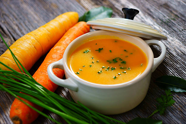 sopa de zanahoria - sopa de verduras fotografías e imágenes de stock