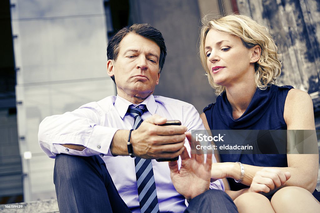 Casal sentado nas escadas com telefone inteligente-Cianótipo - Royalty-free 40-49 Anos Foto de stock