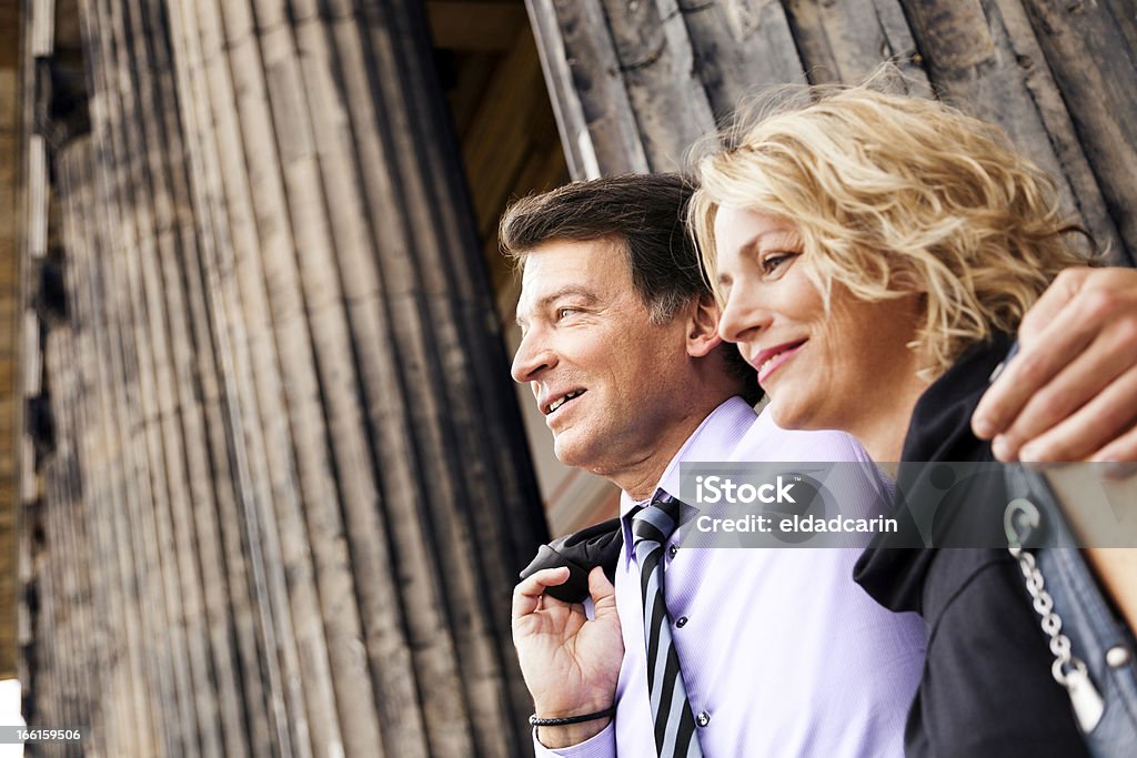 Retrato de una pareja madura deleita con columnas clásico - Foto de stock de Elegancia libre de derechos