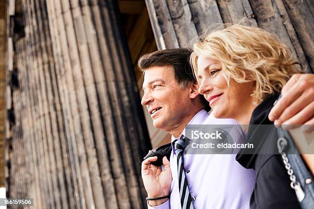 Retrato De Una Pareja Madura Deleita Con Columnas Clásico Foto de stock y más banco de imágenes de Elegancia