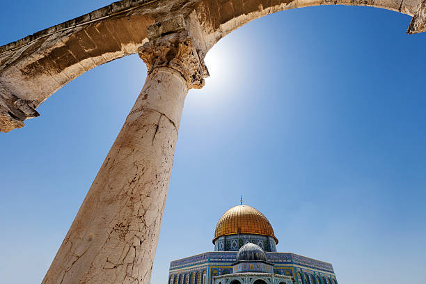 bögen und dome of the rock - dome of the rock jerusalem israel arch stock-fotos und bilder