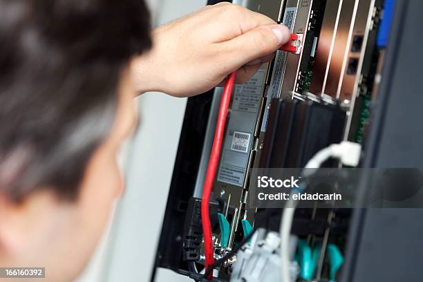 Centralita De Teléfono Enchufar Foto de stock y más banco de imágenes de Tecnología - Tecnología, Central telefónica, Instalar