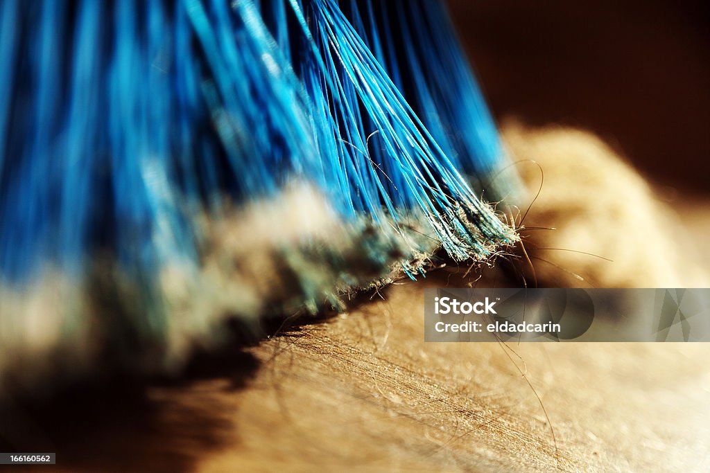 Escoba, polvo y pelo de bolas en piso de madera - Foto de stock de Escoba libre de derechos