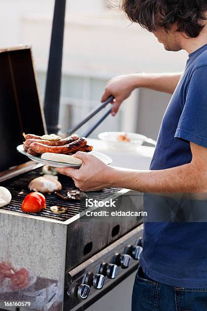 La Carga De La Placa Foto de stock y más banco de imágenes de Agarrar - Agarrar, Cocido a la parrilla, 30-34 años