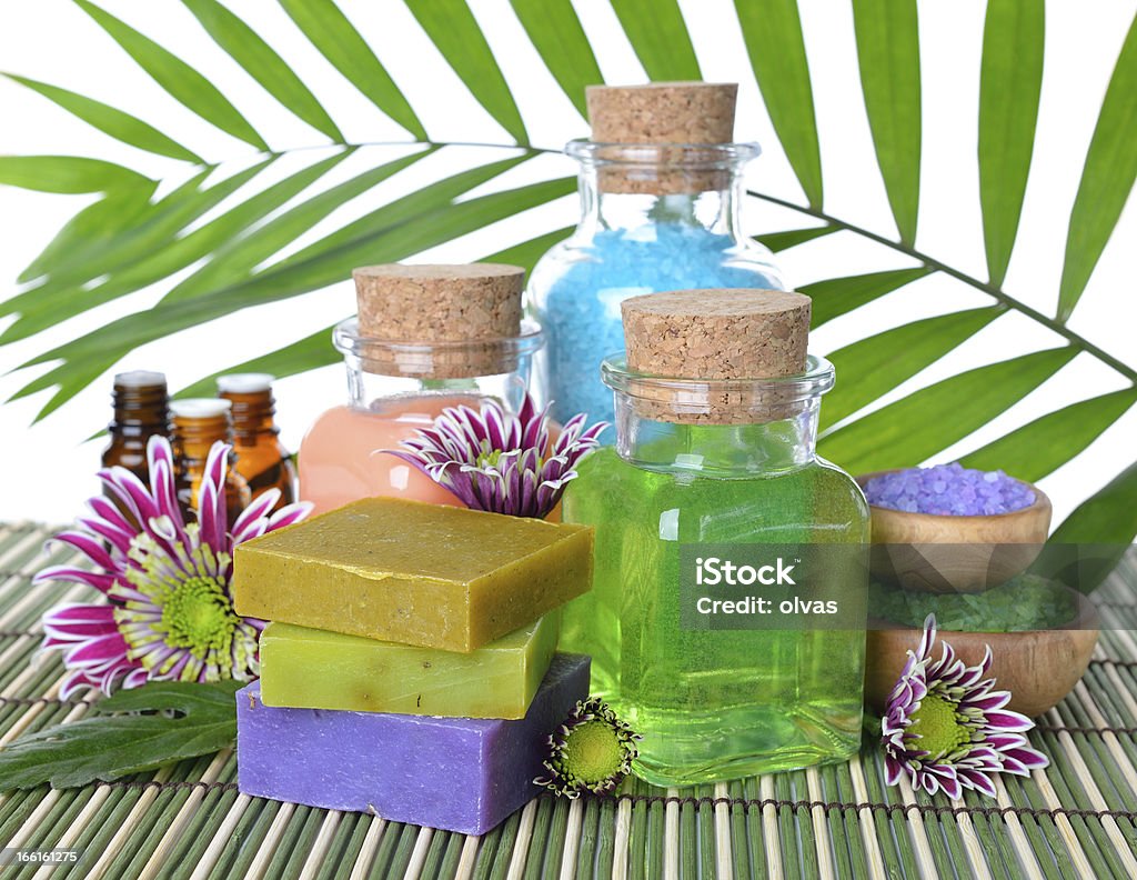 Sal marinho, sabonete e flores - Foto de stock de Azul royalty-free