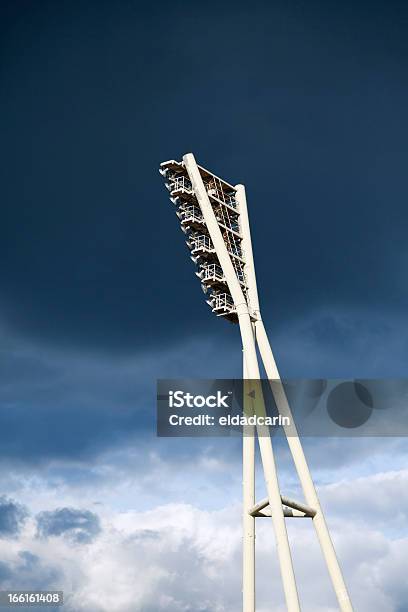 Stadion Oświetlenie I Pochmurne Niebo Wieża - zdjęcia stockowe i więcej obrazów Bez ludzi - Bez ludzi, Chmura, Chmura burzowa