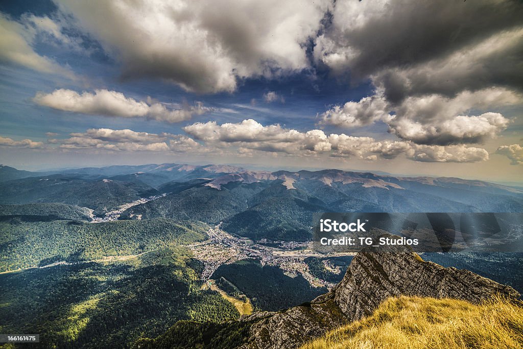 Nuvens nas montanhas - Foto de stock de Alto - Descrição Geral royalty-free