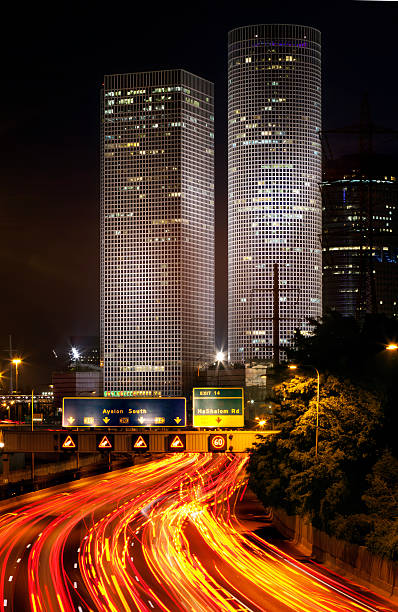 fiume autostrada per il centro città - ayalon freeway foto e immagini stock