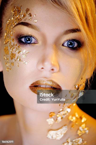 Belleza Rubia Mujer Con Maquillaje Creativo Oro Foto de stock y más banco de imágenes de Adulto - Adulto, Adulto joven, Amarillo - Color