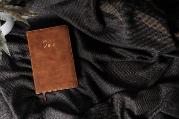 나무 탁자 위에 성경, 그림자의 환경이 있습니다. 카피스페이스, 플랫 레이 - bible red religious text book 뉴스 사진 이미지