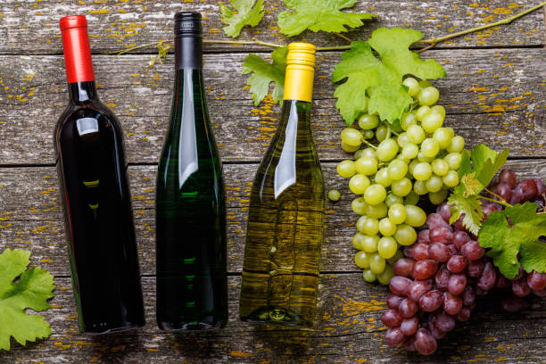 Butelek wina i winogron – zdjęcie