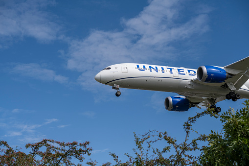 A United Airlines Boeing 787-9 Dreamliner approaches London Heathrow Airport.