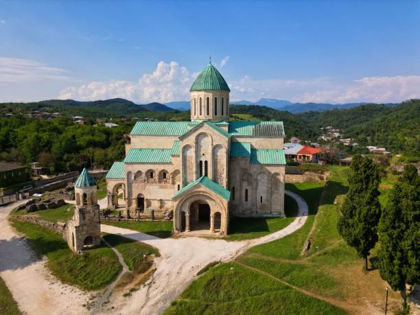 грузия, кутаиси, вид на собор баграти с дрона - kutaisi стоковые фото и изображения